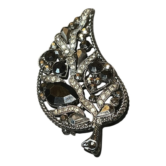 Vintage Elegant Silver and Black Leaf  Rhinestone Brooch - Picture 4 of 6